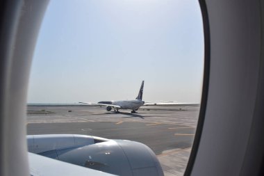 Doha, Katar - 08 Nisan 2025: Katar Havayolları Hamad Uluslararası Havaalanı 'nda pistte.