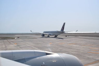 Doha, Katar - 08 Nisan 2025: Katar Havayolları Hamad Uluslararası Havaalanı 'nda pistte.