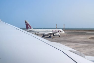 Doha, Katar - 08 Nisan 2025: Katar Havayolları Hamad Uluslararası Havaalanı 'nda pistte.