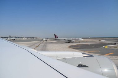 Doha, Katar - 08 Nisan 2025: Katar Havayolları Hamad Uluslararası Havaalanı 'nda pistte.