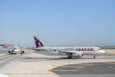 Doha, Katar - 08 Nisan 2025: Katar Havayolları Hamad Uluslararası Havaalanında pistte, modern uçak tasarımı gösteriliyor