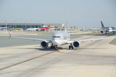 Doha, Katar - 08 Nisan 2025: Katar Havayolları Hamad Uluslararası Havaalanında pistte, modern uçak tasarımı gösteriliyor