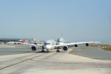 Doha, Katar - 08 Nisan 2025: Katar Havayolları Hamad Uluslararası Havaalanında pistte, modern uçak tasarımı gösteriliyor