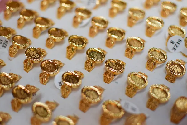 Altın yüzük koleksiyonu bir kuyumcuda sergileniyor.