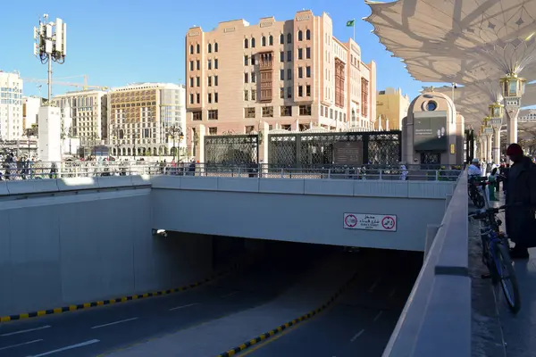 Madinah, Suudi Arabistan - 2 Mart 2025: Peygamber 'in Camii yakınlarındaki iki şeritli bir otoyolda tünel