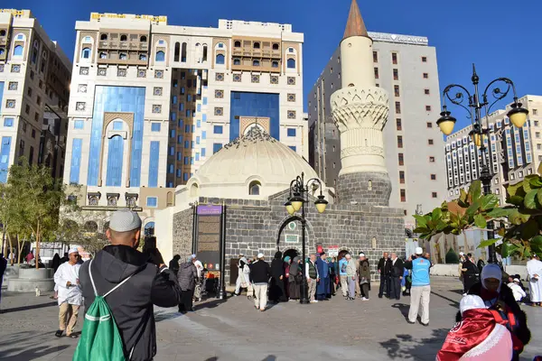Madinah, Suudi Arabistan - 2 Mart 2025: Medine 'deki Ebu Bekir Siddiq Camii İslam' da önemli bir değere sahip tarihi camilerden biridir.