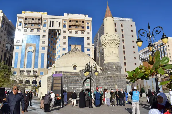 Madinah, Suudi Arabistan - 2 Mart 2025: Medine 'deki Ebu Bekir Siddiq Camii İslam' da önemli bir değere sahip tarihi camilerden biridir.