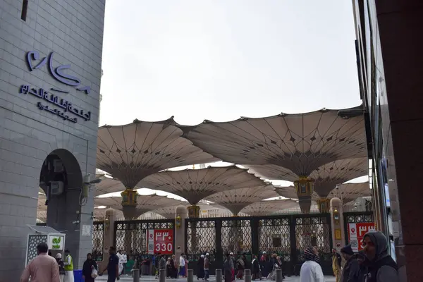 Al-Madinah al-Munawwarah, Suudi Arabistan - 28 Şubat 2025: Medine 'deki Nabawi Camii açık şemsiye ve minarelerle. İslam mimarisi.
