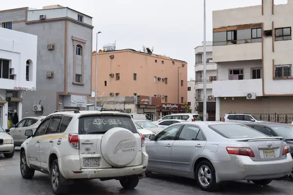 Madinah, Suudi Arabistan - 5 Mart 2025: Arabalar yol kenarına park edildi. Araç park kavramı.