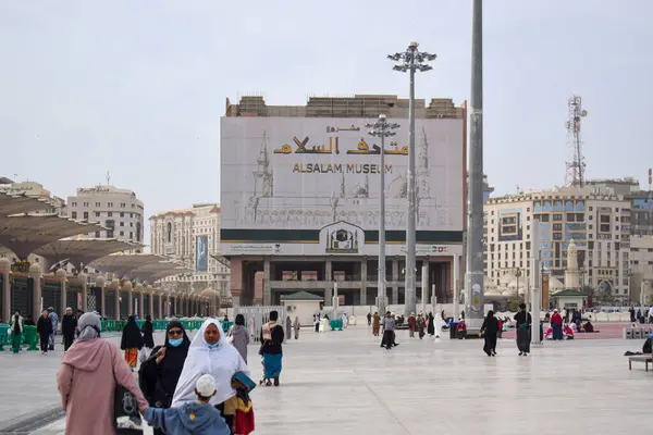 Medine, Suudi Arabistan - 28 Şubat 2025: El Salam Müzesi, İslam tarihi hakkında etkileşimli ve eğitici bir deneyim sunan Medine kentindeki modern müzelerden biridir.