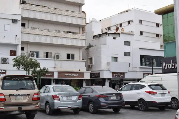 Madinah, Suudi Arabistan - 5 Mart 2025: Arabalar yol kenarına park edildi. Araç park kavramı.