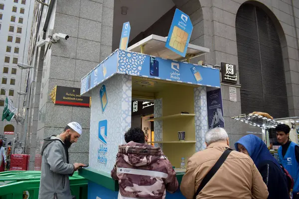 Madinah, Suudi Arabistan - 28 Şubat 2025 Mobily Büfesi. Mobily mobil, internet, fiber optik ve iş çözümlerinin önde gelen telekomünikasyon sağlayıcılarından biridir.