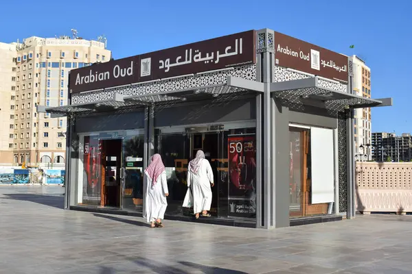 Madinah, Suudi Arabistan - 2 Mart 2025: Peygamber 'in Camii yakınlarındaki Arap Oud parfüm dükkanı. Tütsü parfümleri, doğu parfümleri ve yağlar konusunda uzmanlaşmış bir parfüm üreticisi.