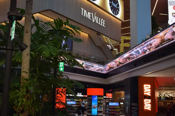 Doha, Katar - 08 Nisan 2025: Hamad Uluslararası Havalimanı Katar 'da uluslararası bir havalimanıdır..