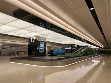 Singapur - 8 Nisan 2025: havaalanında bagaj taşıma bandı. Bagaj teslim alanı. Singapur Changi Havaalanı