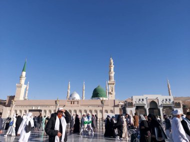 Al-Madinah al-Munawwarah, Suudi Arabistan - 1 Mart 2025: Peygamberin Medine 'deki yüksek minareleri açık mavi gökyüzü altında, İslami mimari sergilenen.