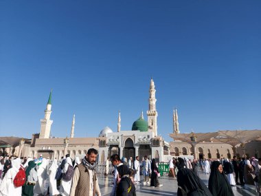 Al-Madinah al-Munawwarah, Suudi Arabistan - 1 Mart 2025: Peygamberin Medine 'deki yüksek minareleri açık mavi gökyüzü altında, İslami mimari sergilenen.