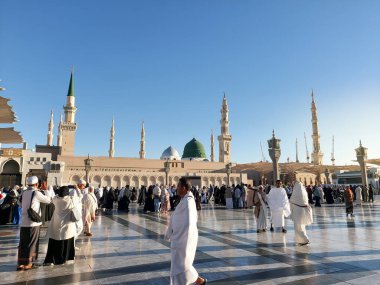 Al-Madinah al-Munawwarah, Suudi Arabistan - 2 Mart 2025: Peygamberin Medine 'deki yüksek mineralleri açık mavi gökyüzü altında, İslami mimarinin sergilendiği.