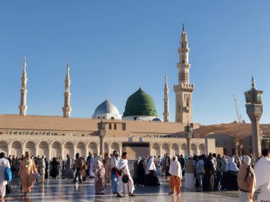 Al-Madinah al-Munawwarah, Suudi Arabistan - 2 Mart 2025: Peygamberin Medine 'deki yüksek mineralleri açık mavi gökyüzü altında, İslami mimarinin sergilendiği.