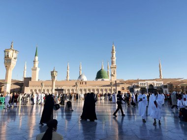 Al-Madinah al-Munawwarah, Suudi Arabistan - 2 Mart 2025: Peygamberin Medine 'deki yüksek mineralleri açık mavi gökyüzü altında, İslami mimarinin sergilendiği.
