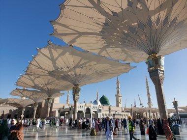 Al-Madinah al-Munawwarah, Suudi Arabistan - 1 Mart 2025: Peygamberin Medine 'deki yüksek minareleri açık mavi gökyüzü altında, İslami mimari sergilenen.