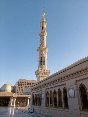 Madinah, Suudi Arabistan - 1 Mart 2025: Medine 'deki Peygamberin Camii' nin çatısı açık mavi gökyüzünün altında yükselen mineralleriyle