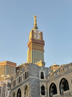 Makkah, Suudi Arabistan - 8 Mart 2025: Abraj Al Yem, Kraliyet Saat Kulesi Makkah Bulutlu mavi gökyüzü arka planı