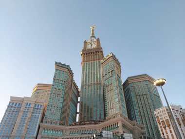 Makkah, Suudi Arabistan - 10 Mart 2025: Abraj Al Yem, Kraliyet Saat Kulesi Makkah Bulutlu mavi gökyüzü arka planı