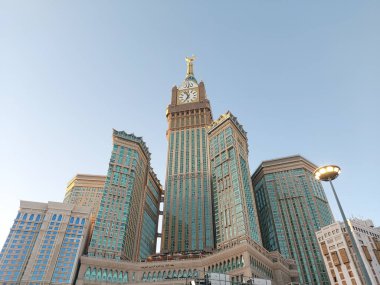 Makkah, Suudi Arabistan - 10 Mart 2025: Abraj Al Yem, Kraliyet Saat Kulesi Makkah Bulutlu mavi gökyüzü arka planı