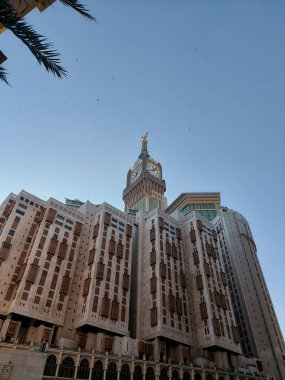 Makkah, Suudi Arabistan - 11 Mart 2025: Abraj Al Yem, Kraliyet Saat Kulesi Makkah Bulutlu mavi gökyüzü arka planı