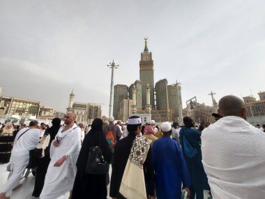 Abraj Al Yem, Kraliyet Saat Kulesi Makkah Mescid Al Haram 'ın çatısından bulutlu arkaplanlı.