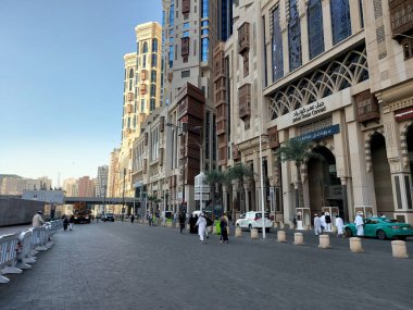 Makkah, Suudi Arabistan - 11 Mart 2025: Suudi Arabistan 'ın Mekke şehrinde, Umrah ve Hac yolcularının rahatlığı için özel olarak tasarlanmış bir dizi otel.