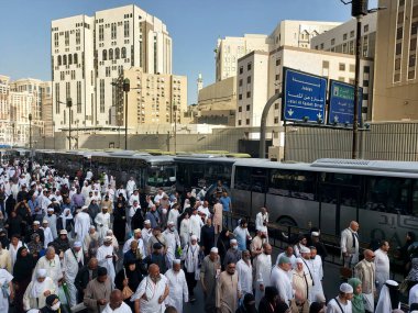 Makkah, Suudi Arabistan - 30 Mart 2025: Bir grup Umrah hacı ve El-Haram Camii yolunda toplu taşımacılık için birçok otobüs (Mescidi Haram))