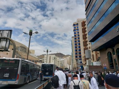 Makkah, Suudi Arabistan - 7 Mart 2025: Bir grup Umrah hacı ve El-Haram Camii yolunda toplu taşımacılık için birçok otobüs (Mescidi Haram))