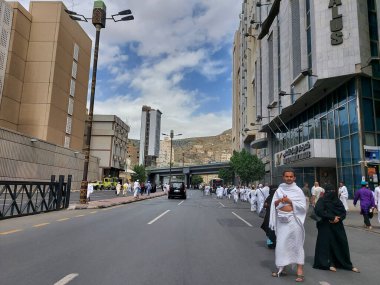 Makkah, Suudi Arabistan - 7 Mart 2025: Mescidi Haram 'dan (Mekke' den) dönen bir grup hacı