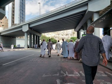 Makkah, Suudi Arabistan - 14 Mart 2025: Mescidi Haram 'dan (Mekke' den) dönen bir grup hacı