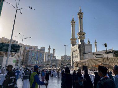 Makkah, Suudi Arabistan - 8 Mart 2025: Mavi gökyüzü ile Mekke 'deki Mescid-i Haram manzarası