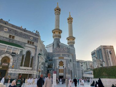 Makkah, Suudi Arabistan - 10 Mart 2025: Mekke 'deki Mescid-i Haram' ın mavi gökyüzü manzarası