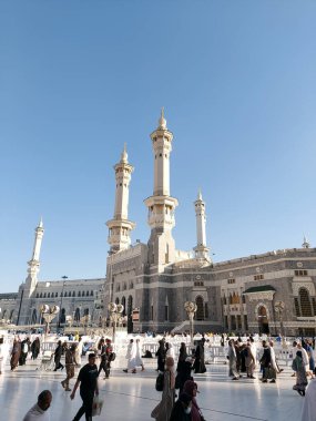 Makkah, Suudi Arabistan - 11 Mart 2025: Mavi gökyüzü ile Mekke 'deki Mescid-i Haram manzarası
