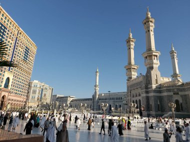 Makkah, Suudi Arabistan - 11 Mart 2025: Mavi gökyüzü ile Mekke 'deki Mescid-i Haram manzarası