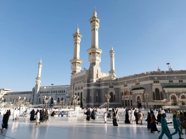 Makkah, Suudi Arabistan - 11 Mart 2025: Mavi gökyüzü ile Mekke 'deki Mescid-i Haram manzarası