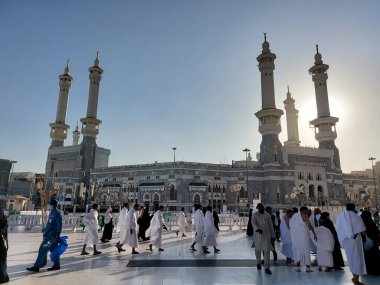Makkah, Suudi Arabistan - 11 Mart 2025: Mavi gökyüzü ile Mekke 'deki Mescid-i Haram manzarası