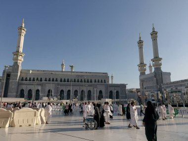 Makkah, Suudi Arabistan - 11 Mart 2025: Mavi gökyüzü ile Mekke 'deki Mescid-i Haram manzarası