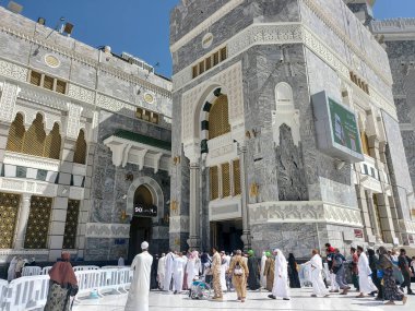 Makkah, Suudi Arabistan - 4 Nisan 2025: Mekke 'deki Mescid-i Haram' ın mavi gökyüzü girişi