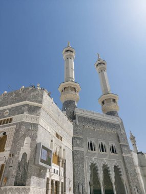 Makkah, Suudi Arabistan - 4 Nisan 2025: Mekke 'deki Mescid-i Haram' ın mavi gökyüzü girişi