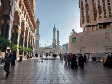 Makkah, Suudi Arabistan - 11 Mart 2025: Mavi gökyüzü ile Mekke 'deki Mescid-i Haram manzarası