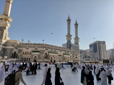 Makkah, Suudi Arabistan - 11 Mart 2025: Mavi gökyüzü ile Mekke 'deki Mescid-i Haram manzarası