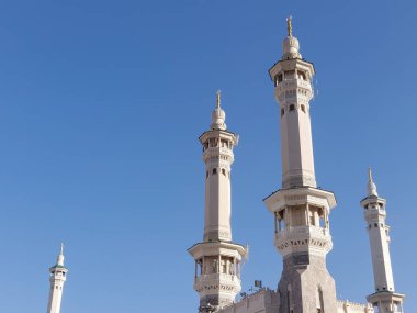 Mekke 'deki Mescidi Haram' ın minyatürleri. Mavi gökyüzü.