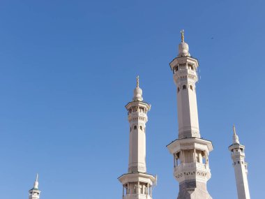 Mekke 'deki Mescidi Haram' ın minyatürleri. Mavi gökyüzü.