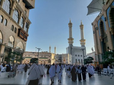 Makkah, Suudi Arabistan - 11 Mart 2025: Mekke 'de mavi gökyüzü olan minarelerle birlikte Mescid-i Haram (El-Haram) manzarası